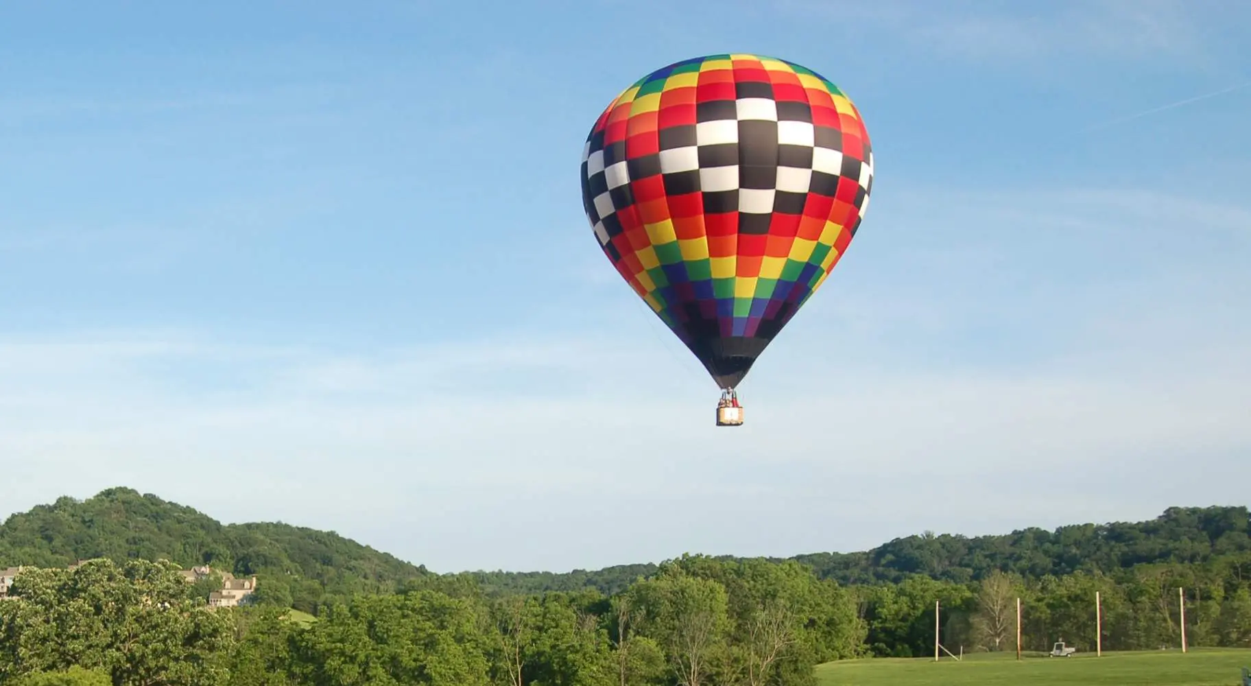 Montgolfière dans les airs.
