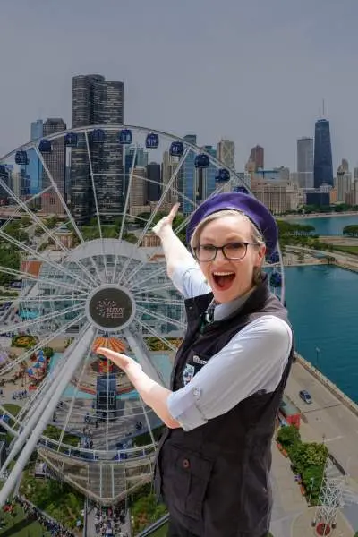 Jane Lynch superposée à une image aérienne de Navy Pier et de Chicago