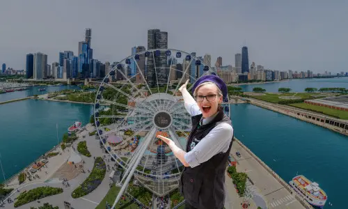 Jane Lynch superposée à une image aérienne de Navy Pier et de Chicago