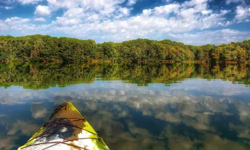 Kayak sur un lac