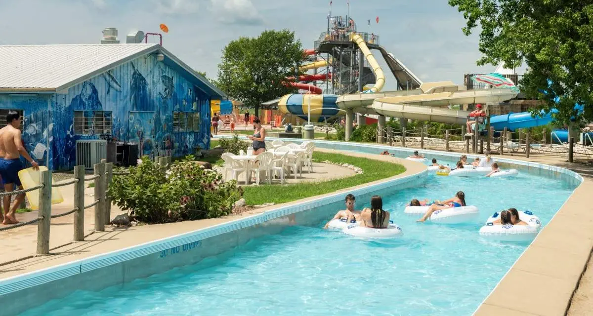Les enfants sur la rivière paresseuse de Splash Kingdom