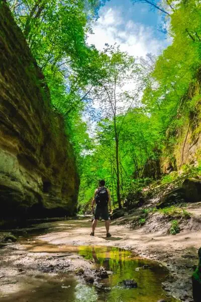 Un homme se tient entre deux rochers 