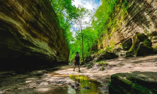 Un homme se tient entre deux rochers