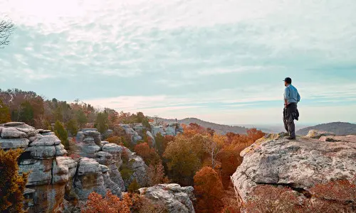 Homme debout au sommet d'un rocher au Jardin des dieux