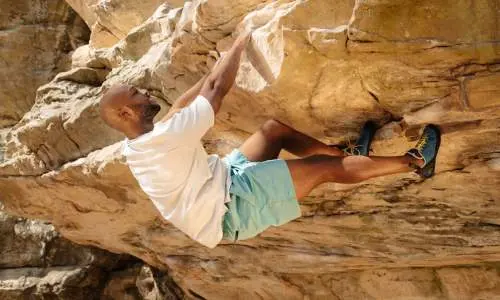 Un homme se suspend à une paroi rocheuse