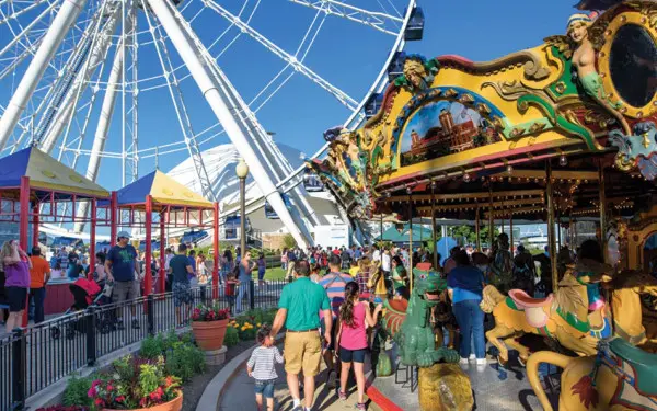 Enfants jouant sur le Merry Go Round