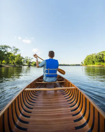 Homme descendant la rivière en canoë