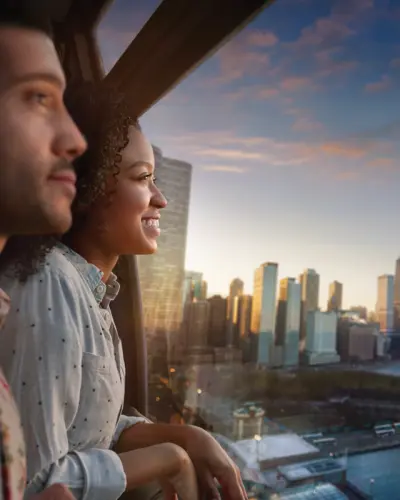 Un couple regarde la fenêtre de la roue du centenaire