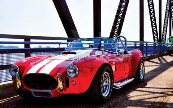 Une voiture de collection rouge garée le long du chain of rocks bridge