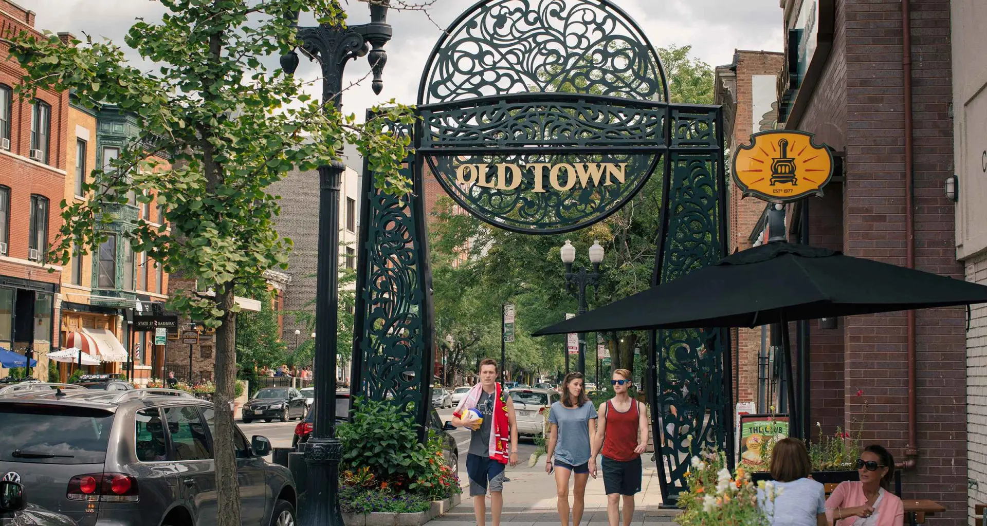 Personnes marchant sous l'arcade de Old Town