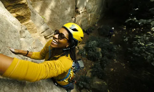 Une grimpeuse se suspend à une paroi rocheuse