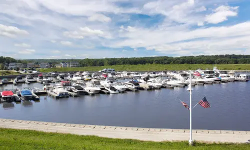 Un port de plaisance avec des bateaux