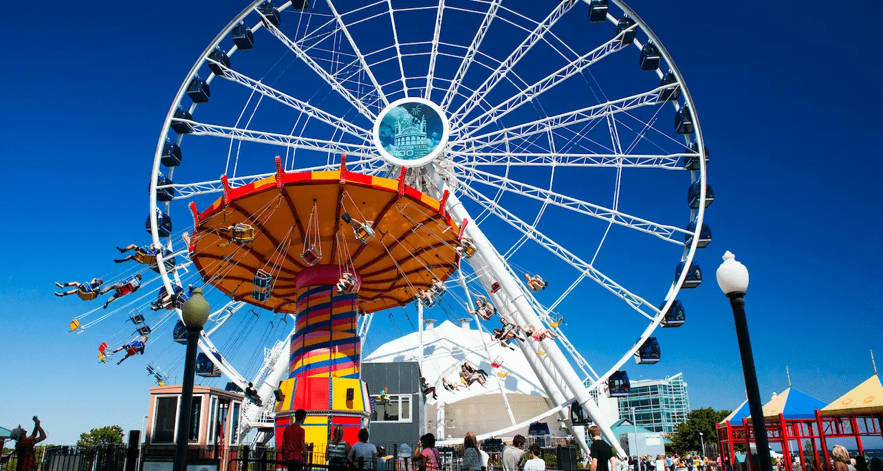 Tour de grande roue accompagné d'un manège à épines