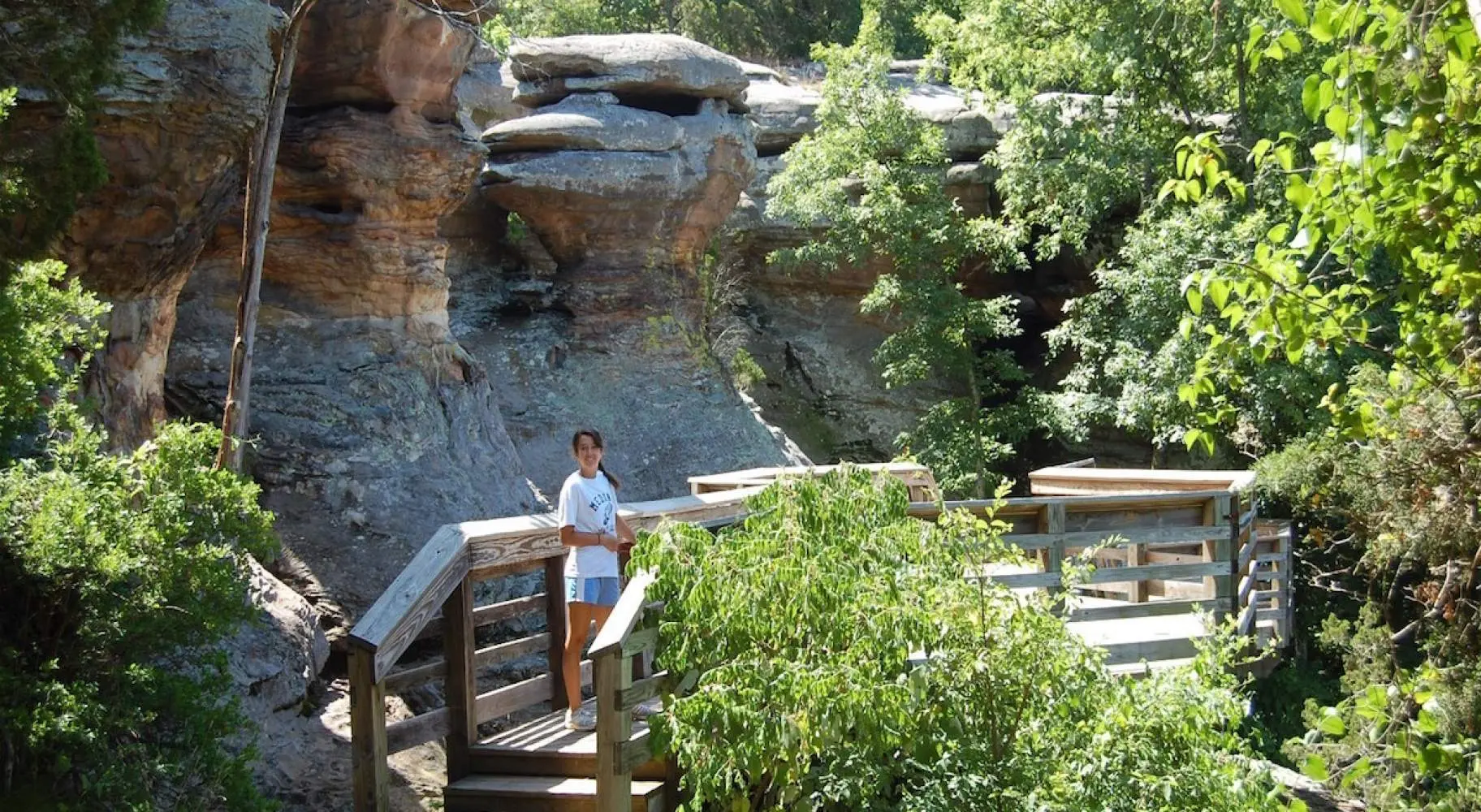 Fille se promenant à Rim Rock Walk par une belle journée ensoleillée.