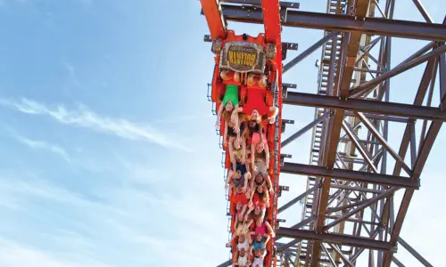 Une montagne russe rouge pleine de gens