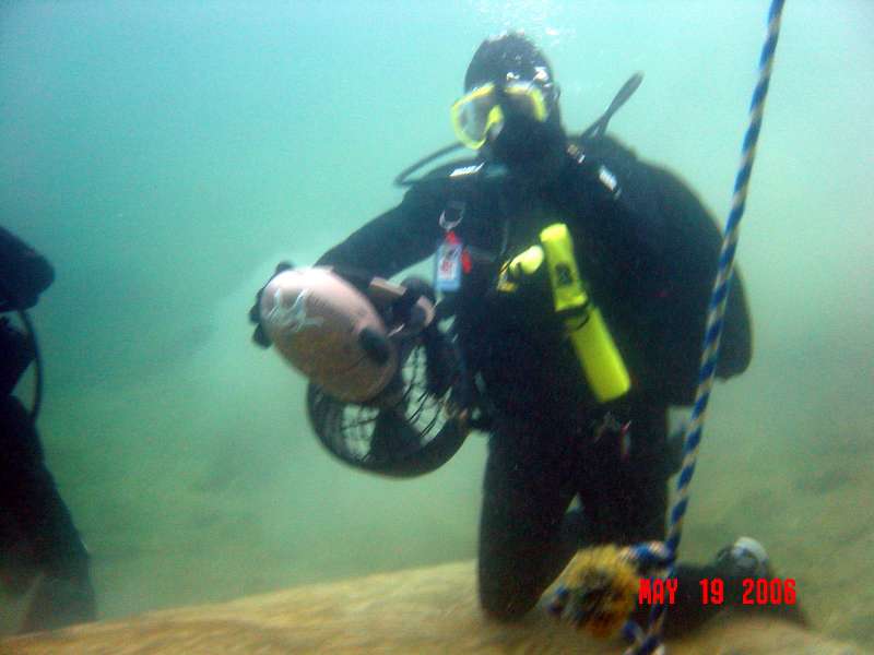 Un plongeur en scaphandre autonome dans les eaux de la carrière Haigh à Kankakee