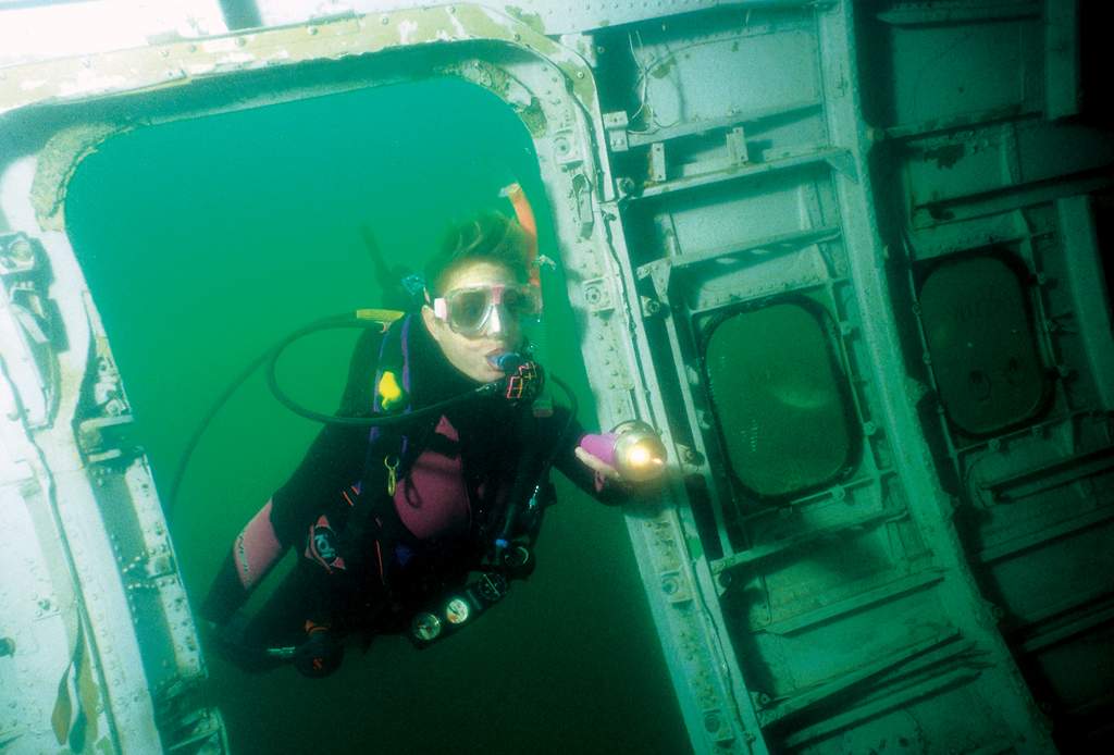 Un plongeur en scaphandre autonome autour d'un 727 immergé à Mermet Springs