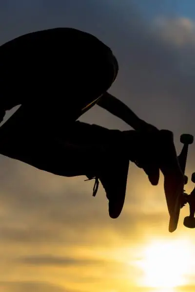 Un skateur saute en l'air au soleil couchant dans un skate park de Chicago.