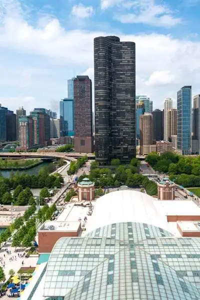 Vue aérienne du Navy Pier avec vue sur la ligne d'horizon de Chicago.