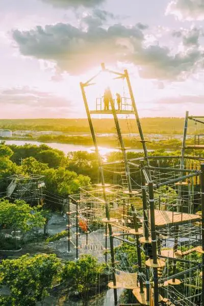 Une course d'obstacles en hauteur au milieu des arbres