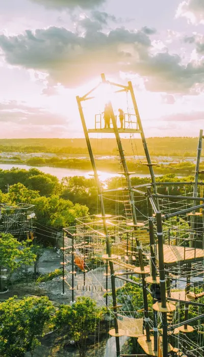 Une course d'obstacles en hauteur au milieu des arbres