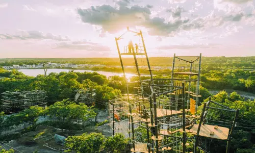 Une course d'obstacles en hauteur au milieu des arbres