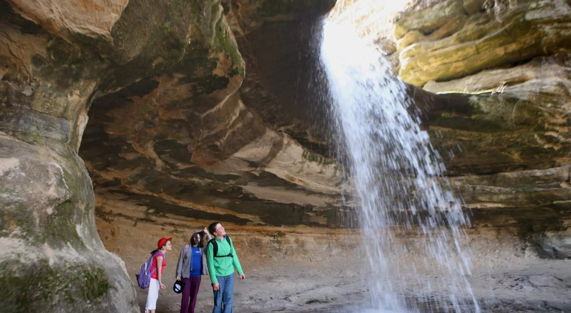 Personnes regardant une chute d'eau