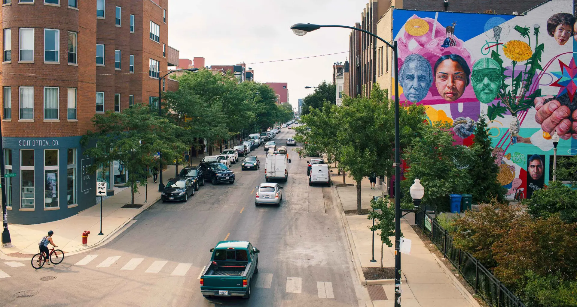 Vue d'une rue avec des arbres et des véhicules