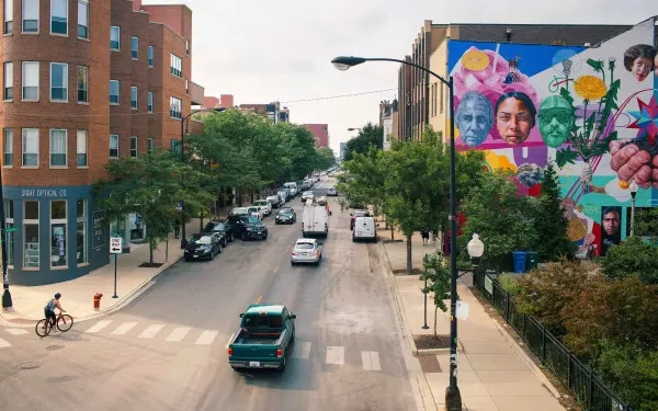 Vue d'une rue avec des arbres et des véhicules