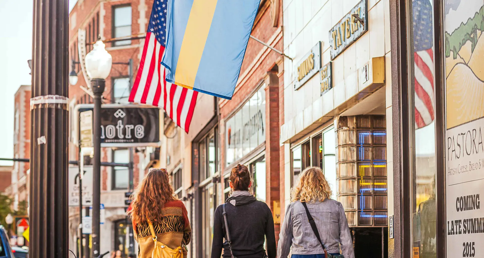 Personnes marchant sur un sentier sous le drapeau suédois