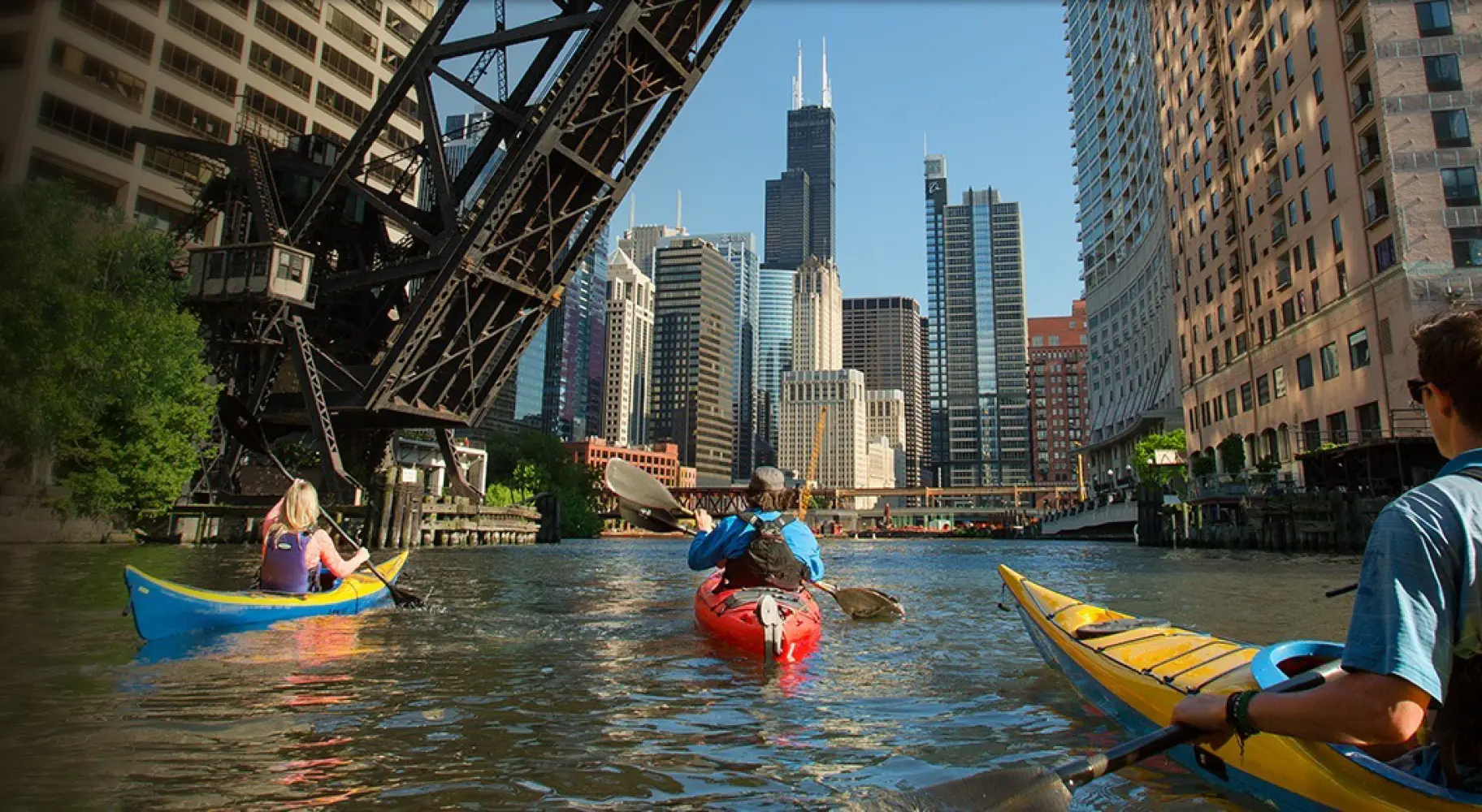 Personnes faisant du kayak sous un pont