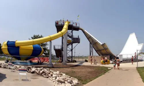 Grands toboggans de parc aquatique