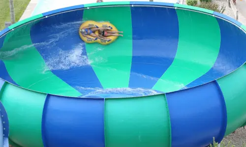 Mère et fille sur un tube gonflable sur un toboggan aquatique