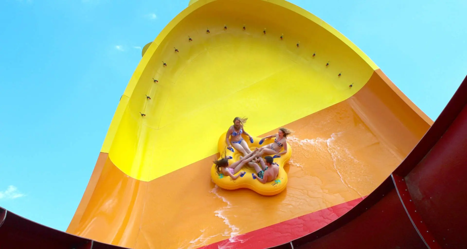 Quatre personnes sur le toboggan aquatique Tornado Wave