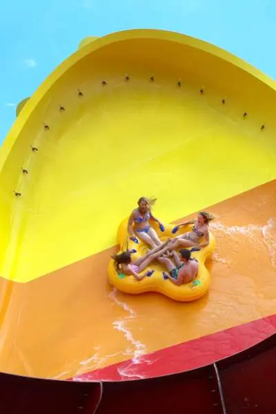 Quatre personnes sur le toboggan aquatique Tornado Wave