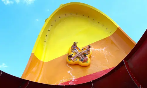 Quatre personnes sur le toboggan aquatique Tornado Wave