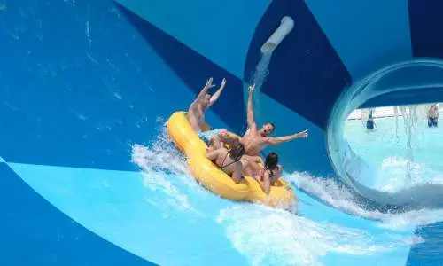 Un groupe de quatre personnes dans un radeau gonflable sur un toboggan aquatique