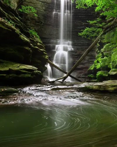 Une chute d'eau avec un point d'eau en contrebas, Matthiessen State Park, Oglesby