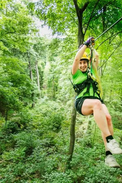 Une femme sur une tyrolienne dans la forêt nationale de Shawnee