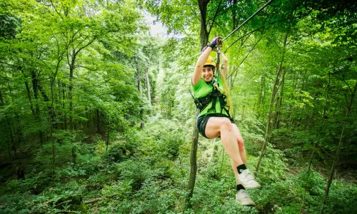 Une femme sur une tyrolienne dans la forêt nationale de Shawnee