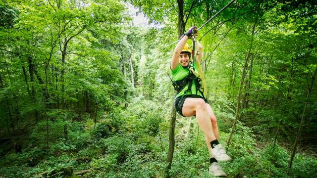 Une femme sur une tyrolienne dans la forêt nationale de Shawnee