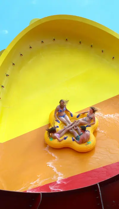 Groupe d'amis sur un flotteur gonflable à Raging Waves.