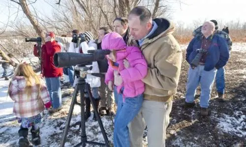 Personnes regardant à travers l'objectif d'un grand appareil photo