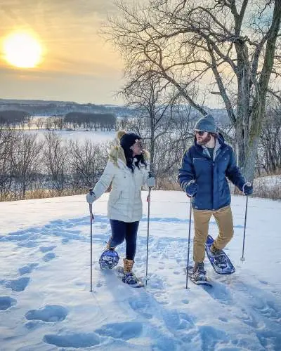 Un couple s'adonnant au ski.