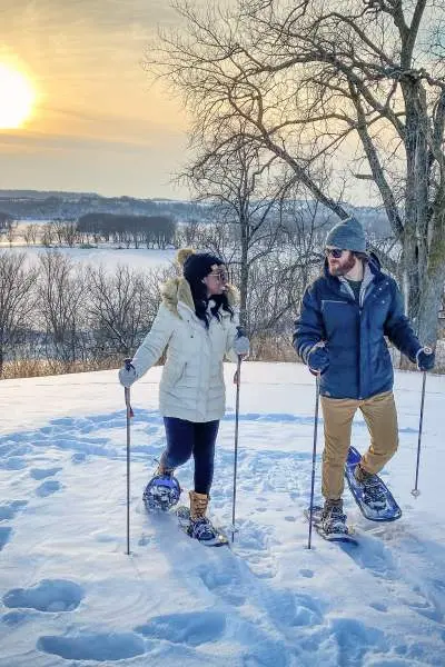 Un couple s'adonnant au ski.