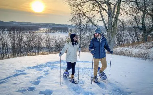 Un couple s'adonnant au ski.