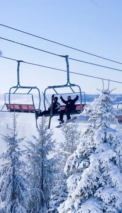 Télésiège avec neige