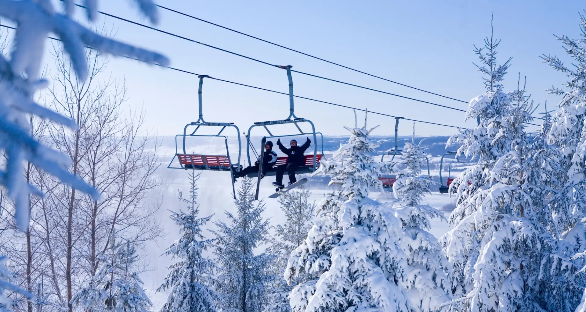 Télésiège avec neige
