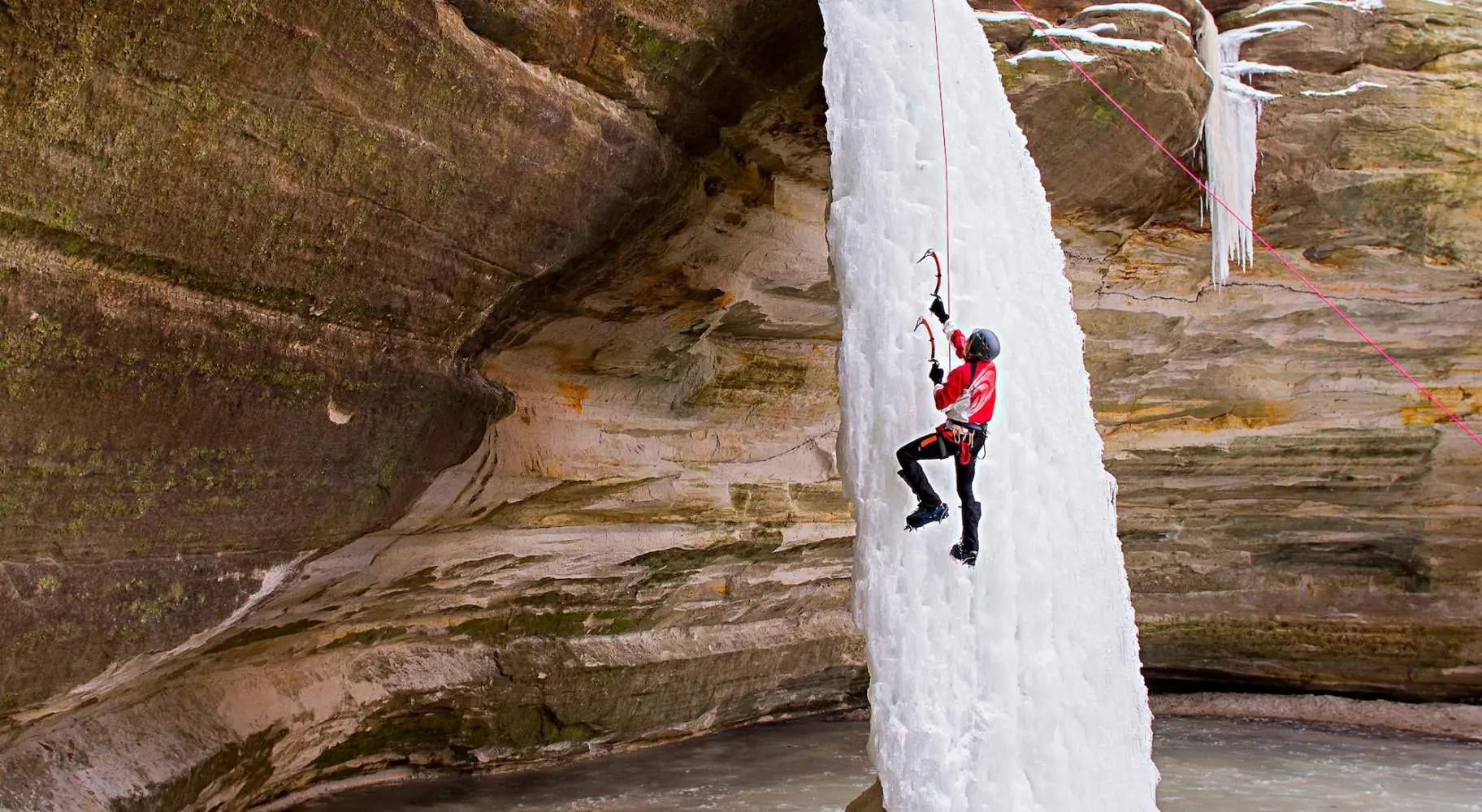 Personne escaladant une cascade de glace