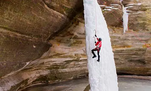 Personne escaladant une cascade de glace